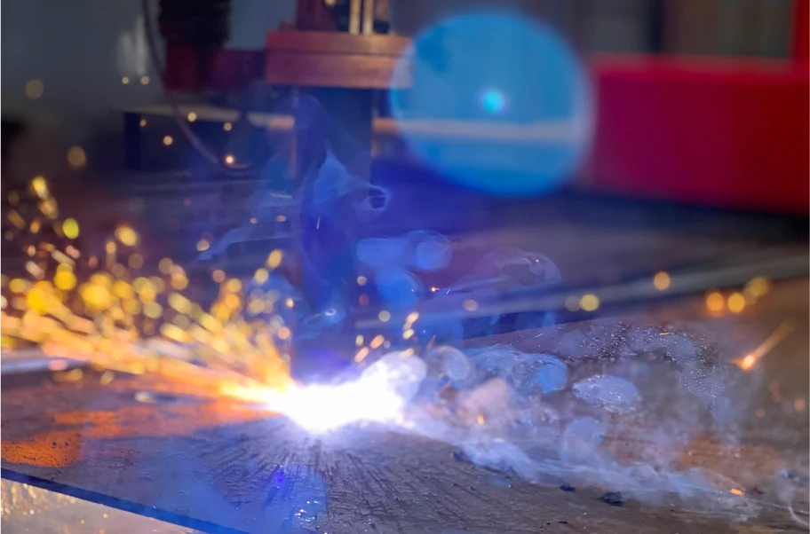 Corte de placa de acero con plasma